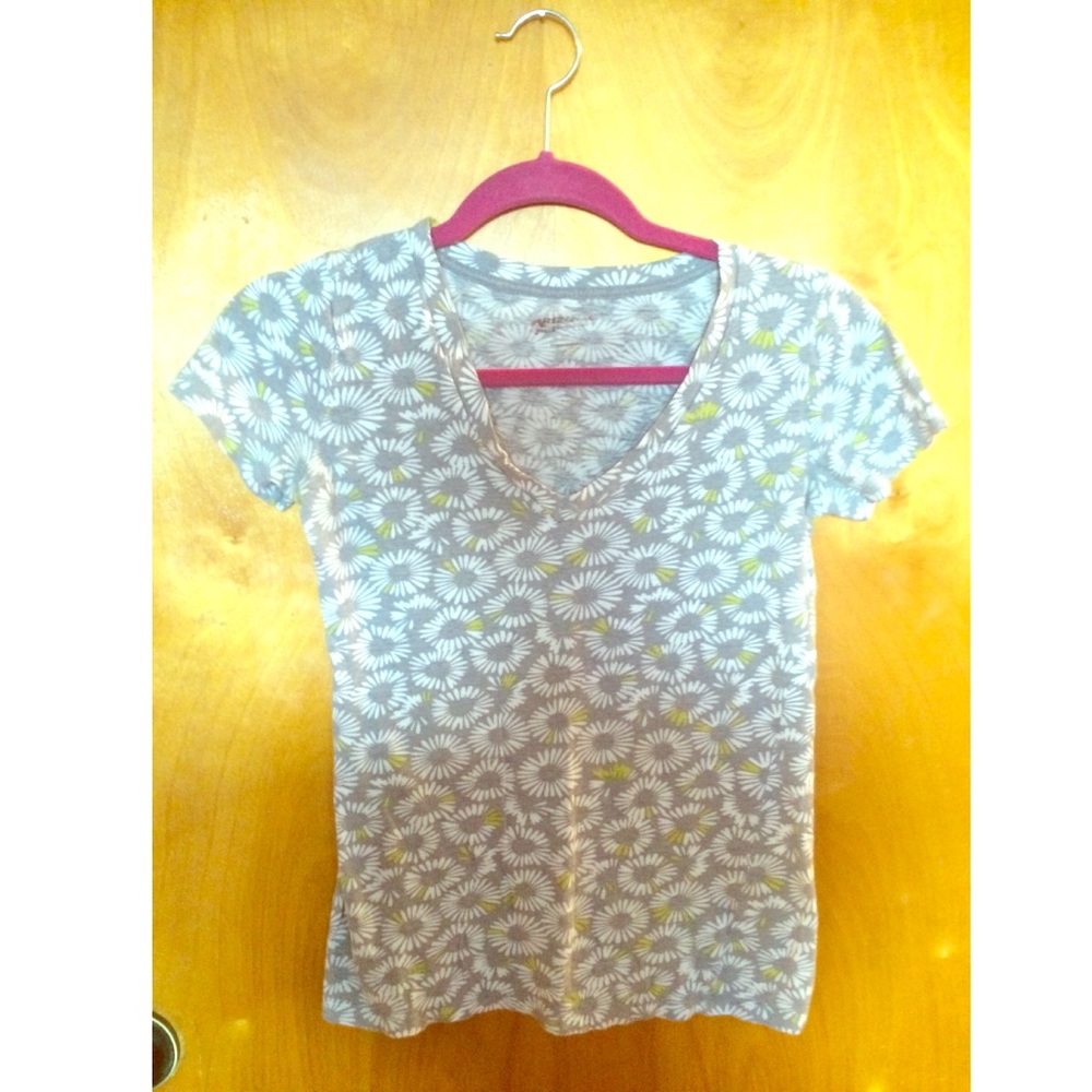 Cute daisy V-neck 🌼